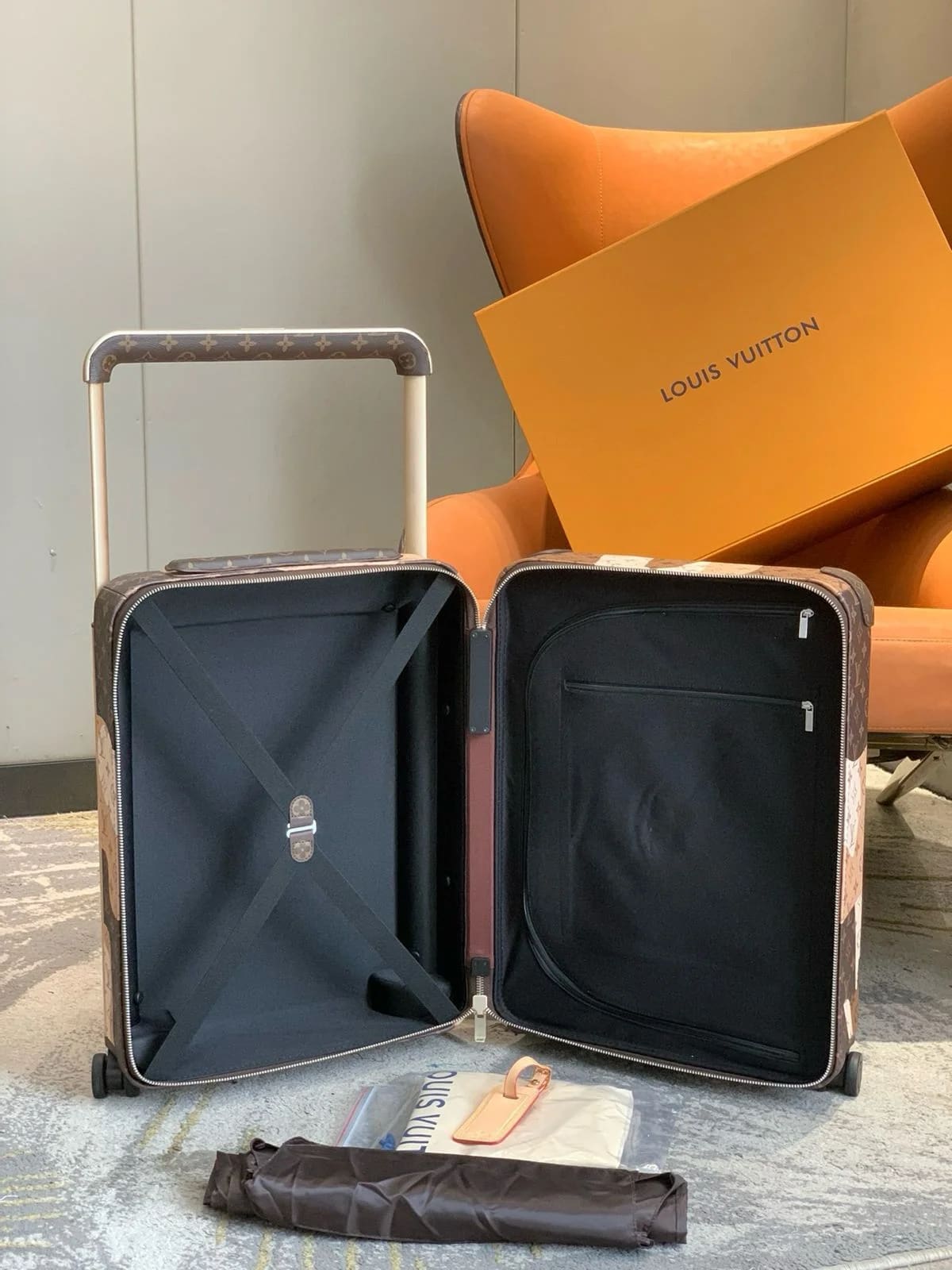 Louis Vuitton M10264 Horizon 55