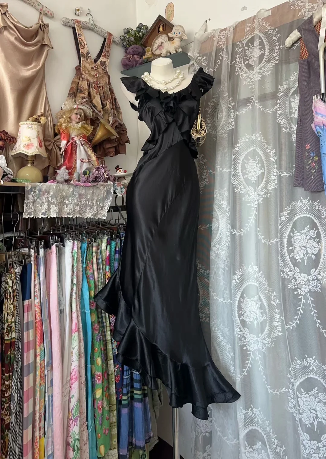 Vintage Black Mermaid V Neck Ruffle Satin Prom Dress Evening Party Dress SH5681