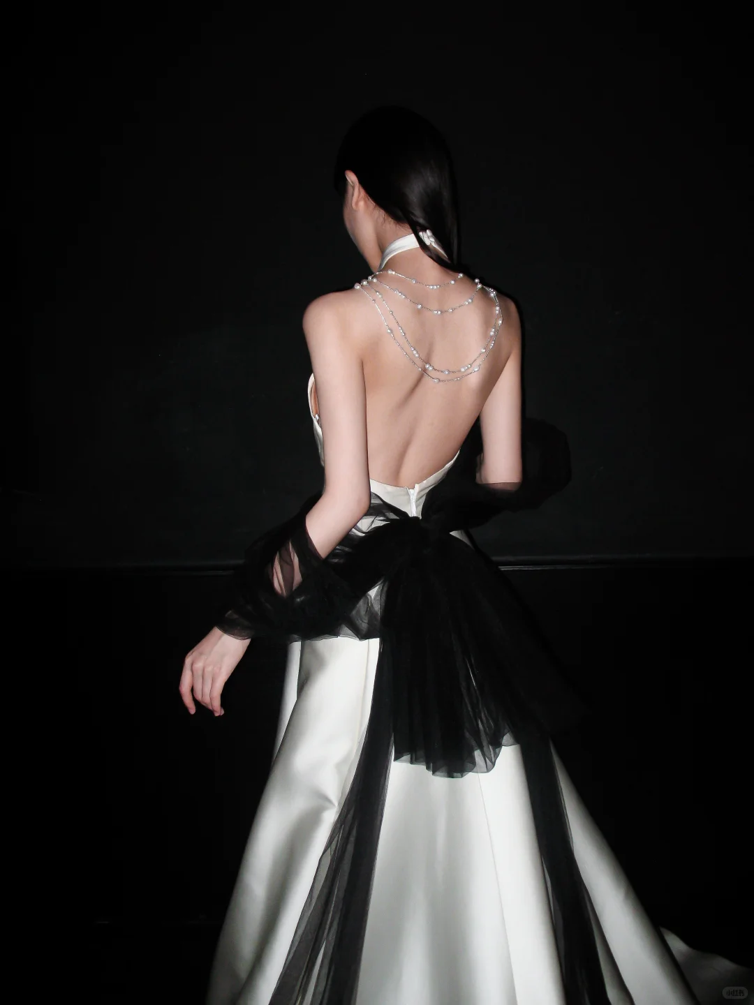 Stunning Black Tulle Bow A Line Halter Pearl White Satin Long Wedding Dress SH5976