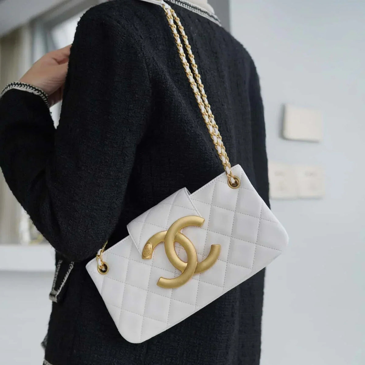 ๐๐๐๐ก๐๐ ๐๐๐ Vintage Logo Quilted Lambskin Shoulder Bag 11.5x24x4.5cm
