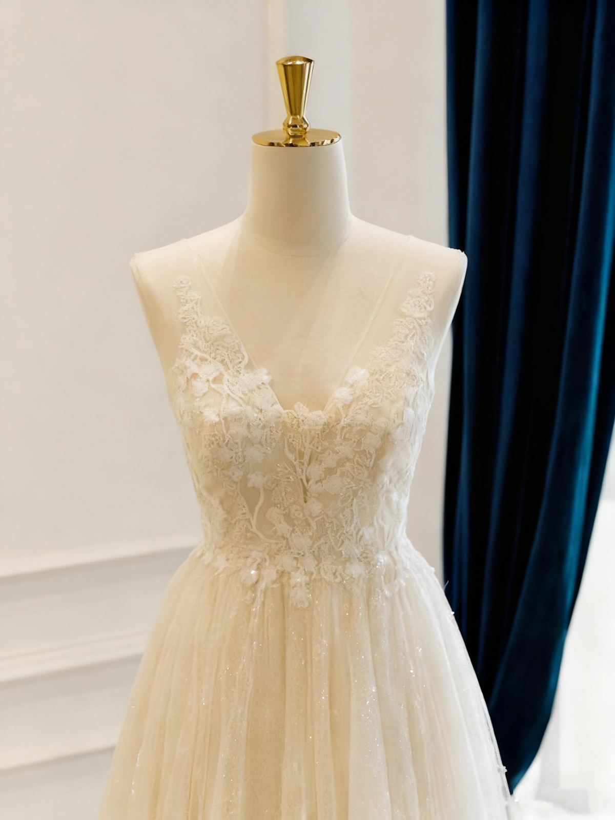 Elegant Wedding Dress V-neck Pleated Tulle Wedding Dress D3826