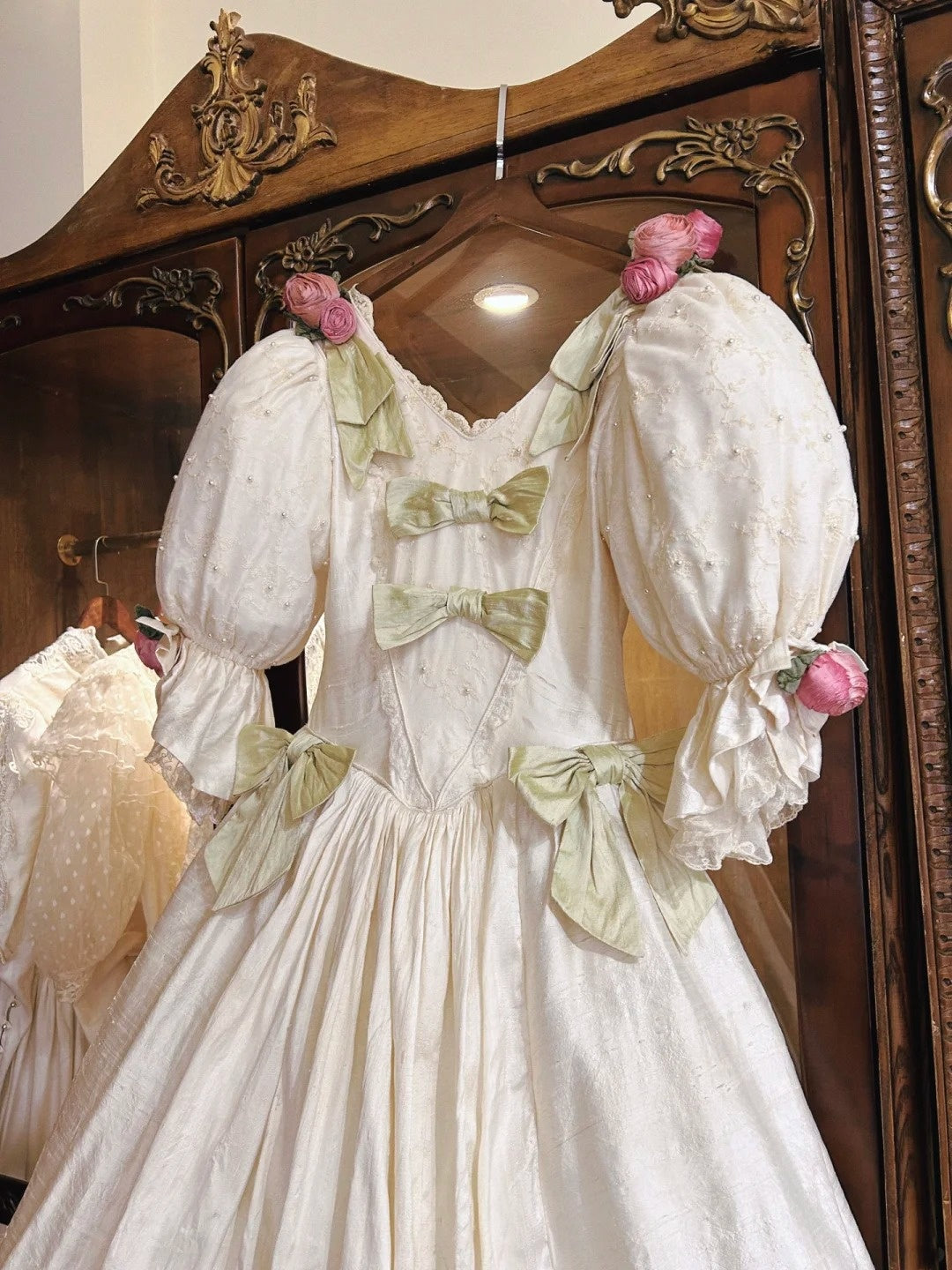 Vintage Wedding Dress V-neck Short Sleeves Pleated Wedding Dress D4346