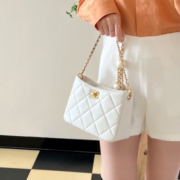 C hanel 24s ๐๐๐ป๐ crossbody bag (White)