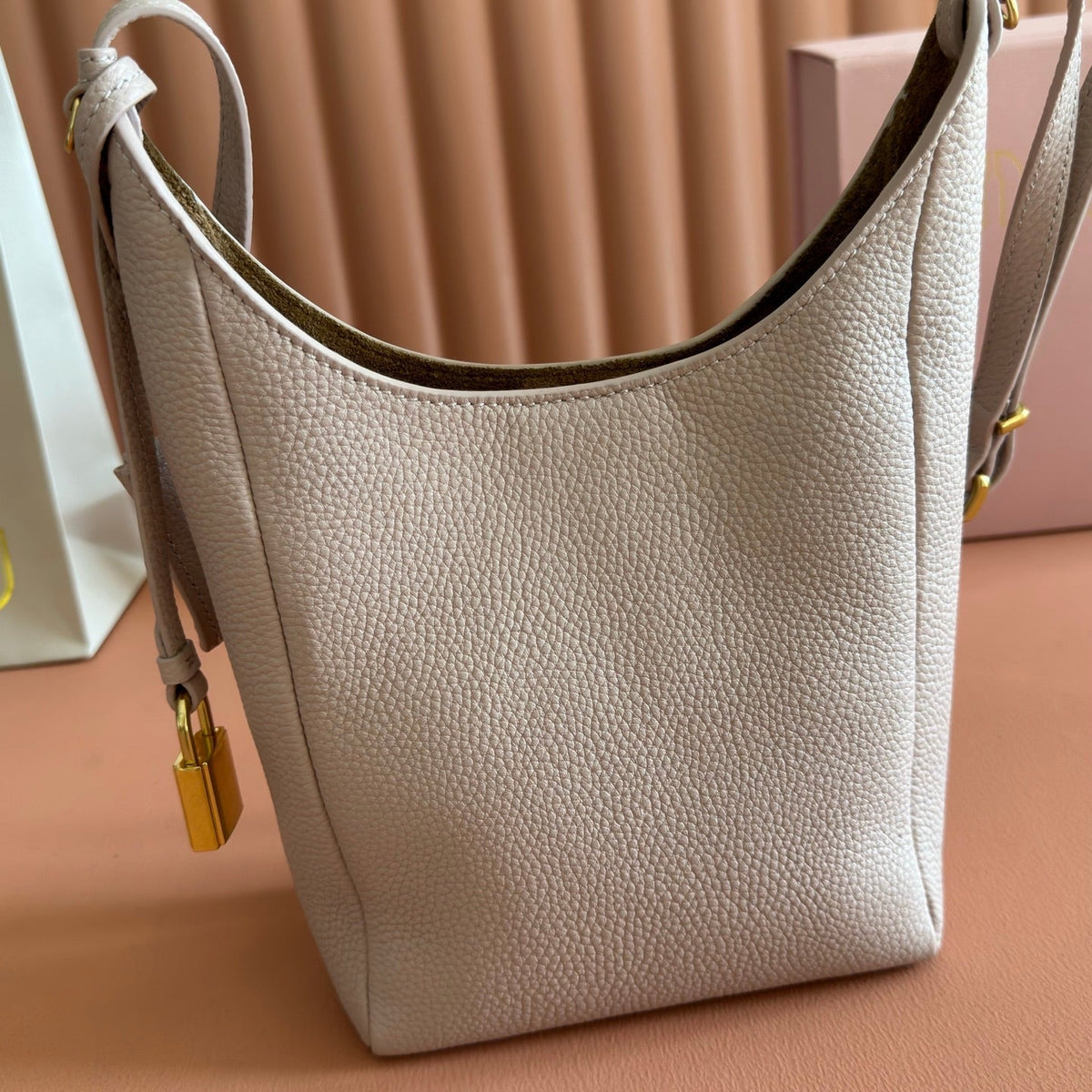 Miu Leather Bucket Bag 16cm Powder Pink Grain Cowhide