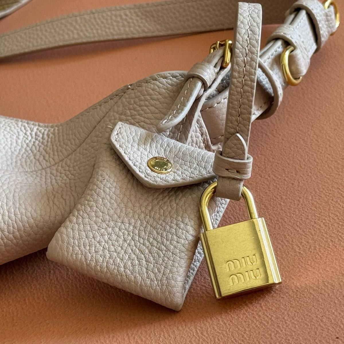 Miu Leather Bucket Bag 23cm Powder Pink Grain Cowhide