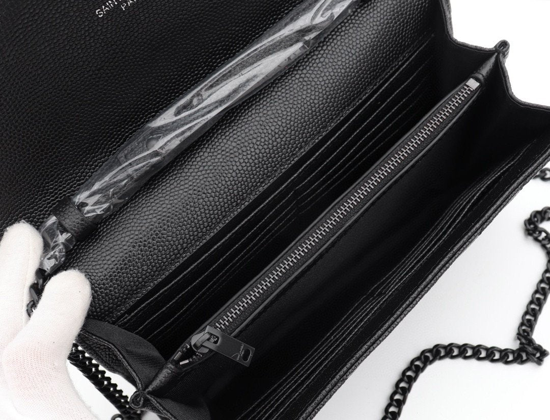 CASSANDRE ENVELOPE CHAIN WALLET IN GRAIN DE POUDRE