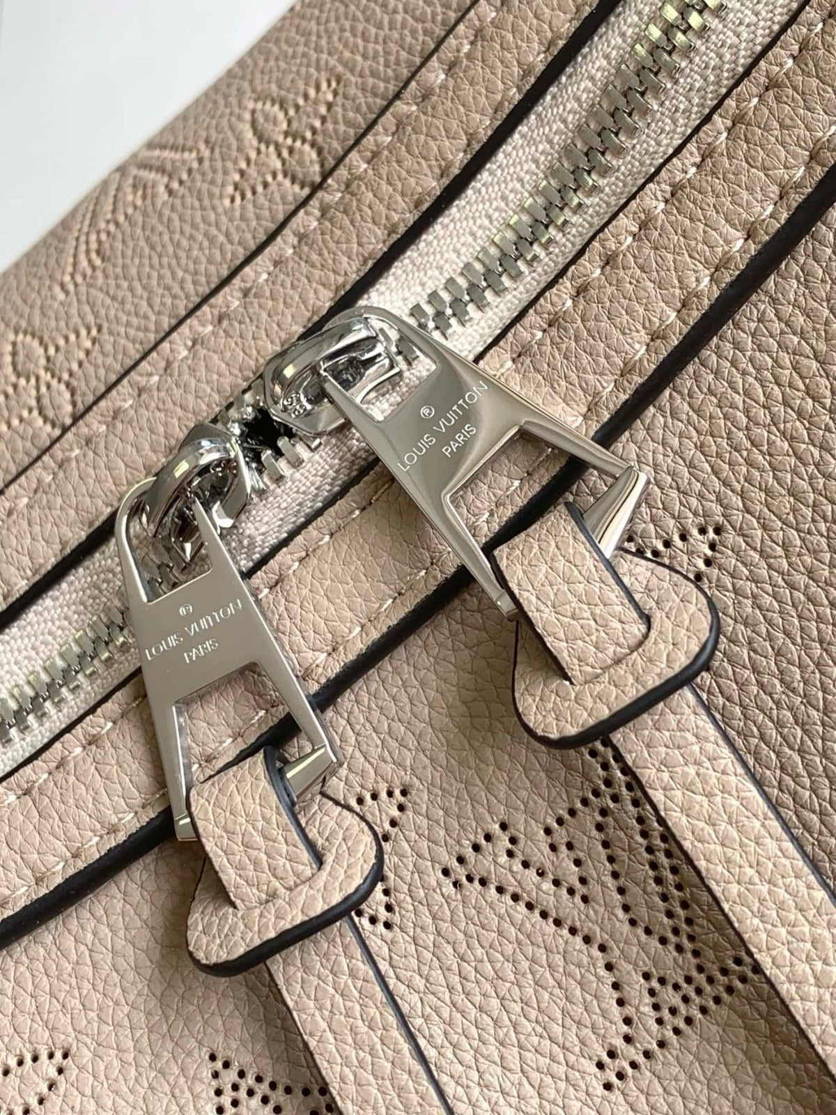 Louis Vuitton M24133 Medium HAND IT ALL