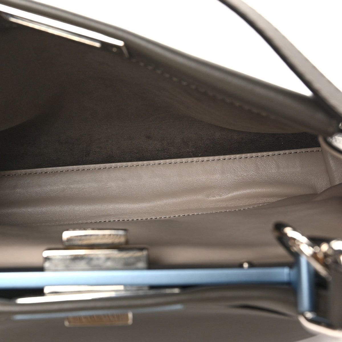 Vitello Seta Shiny Nappa Medium Peekaboo Iconic Satchel Carbone Grigio Polvere