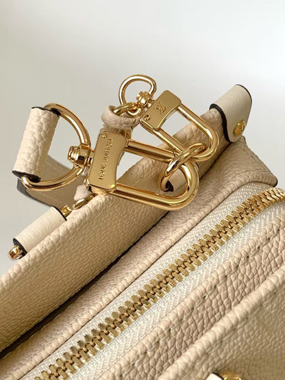 Louis Vuitton M23698 OnTheGo East West