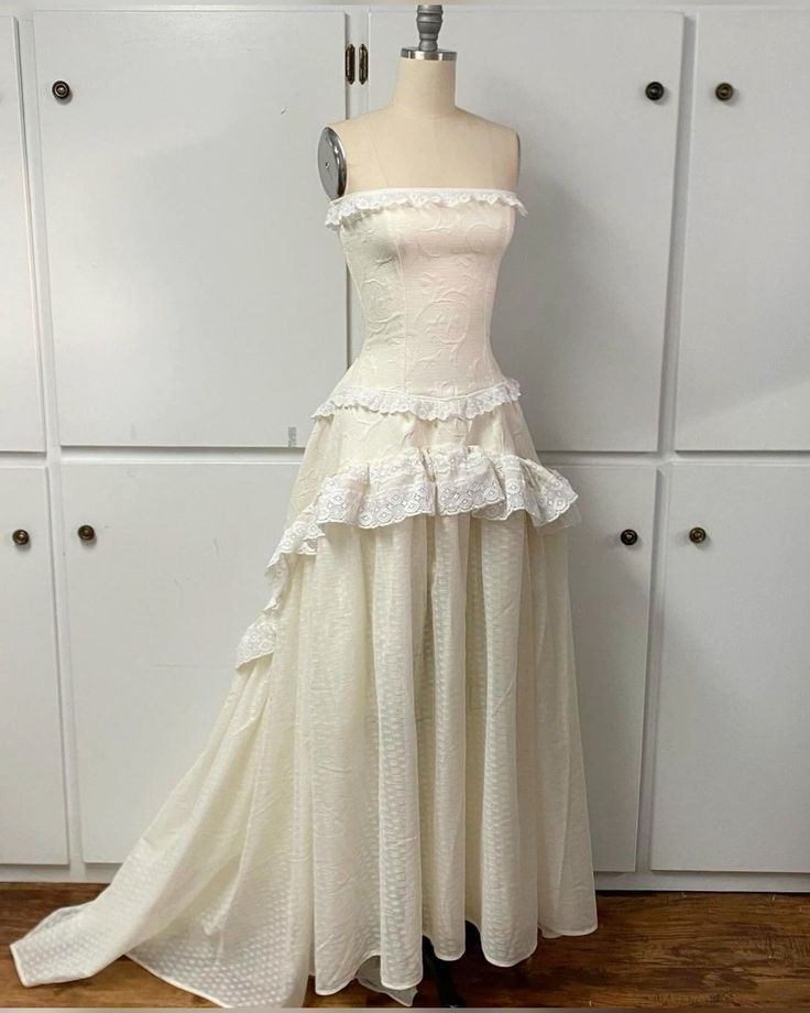 Ivory Strapless A-Line Lace Vintage Wedding Dress Long Party Dresses, D849