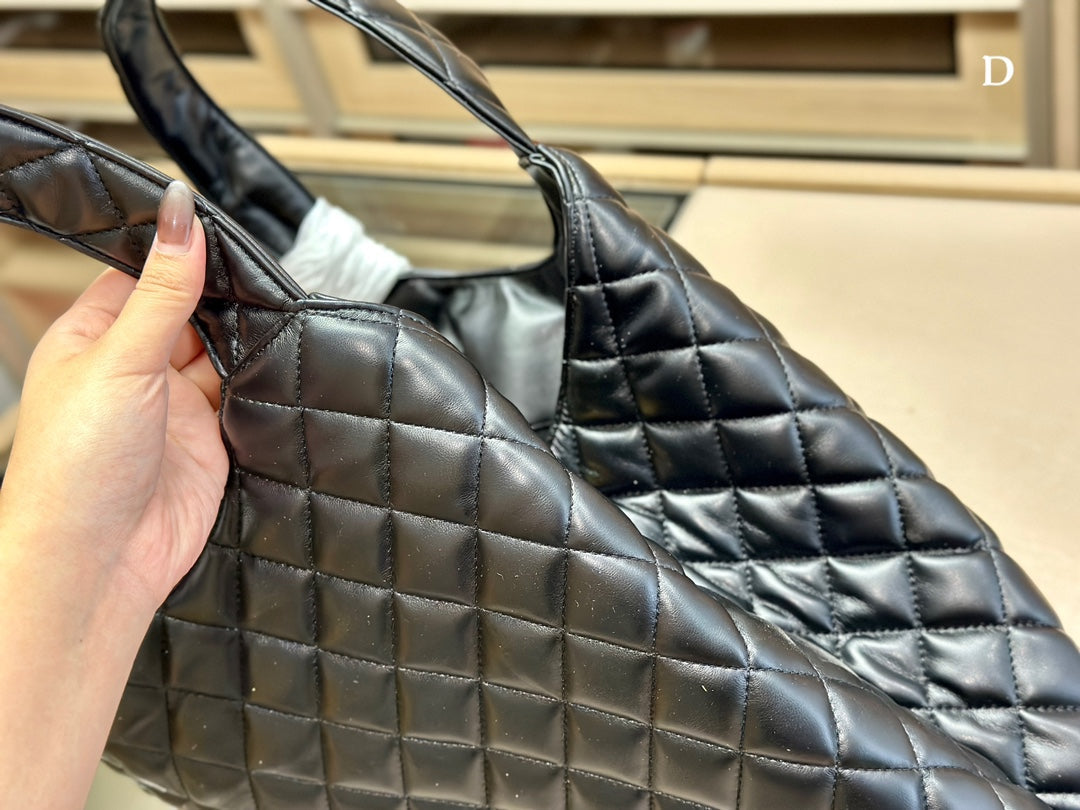 Women Saint Laurent Icare Maxi Shopping Bag In Quilted
