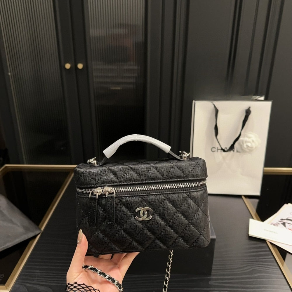 CHANEL 25C MATELASSE VANITY WHITE 19CM