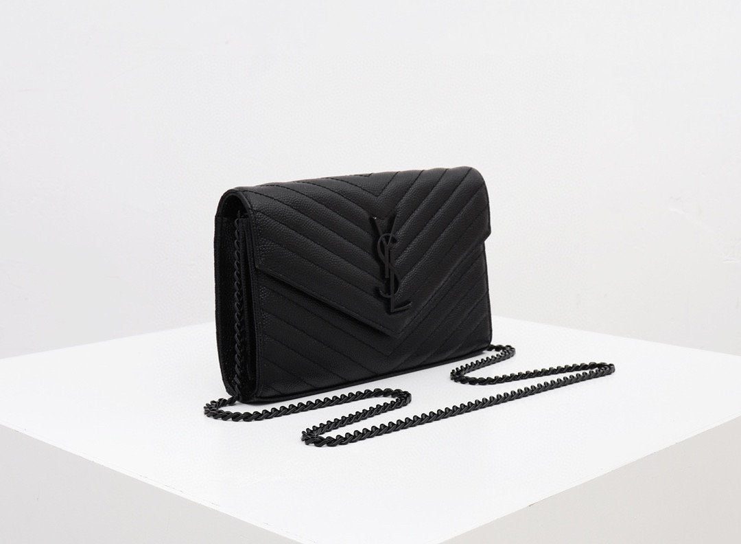 CASSANDRE ENVELOPE CHAIN WALLET IN GRAIN DE POUDRE