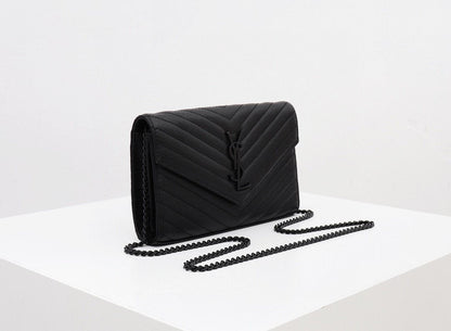 CASSANDRE ENVELOPE CHAIN WALLET IN GRAIN DE POUDRE