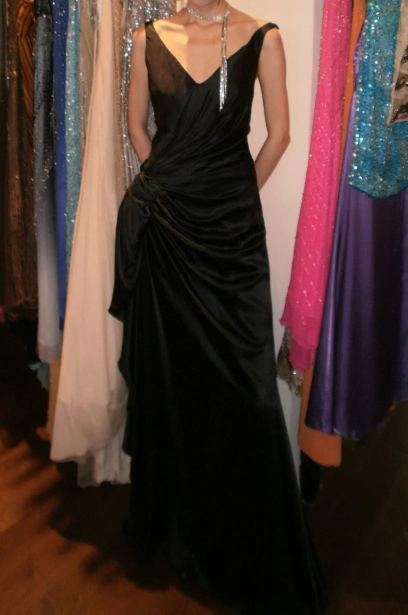 Stunning Prom Dress Black V-neck Pleated Gala Gown Formal Evening Dress 18th Graduation Dress    D5206