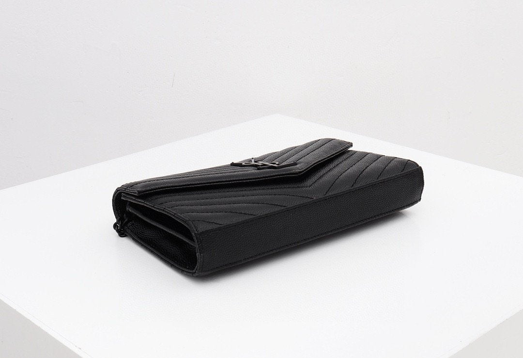 CASSANDRE ENVELOPE CHAIN WALLET IN GRAIN DE POUDRE