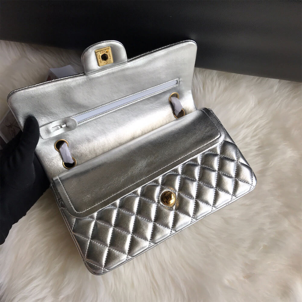 CHANEL Classic Flap Medium