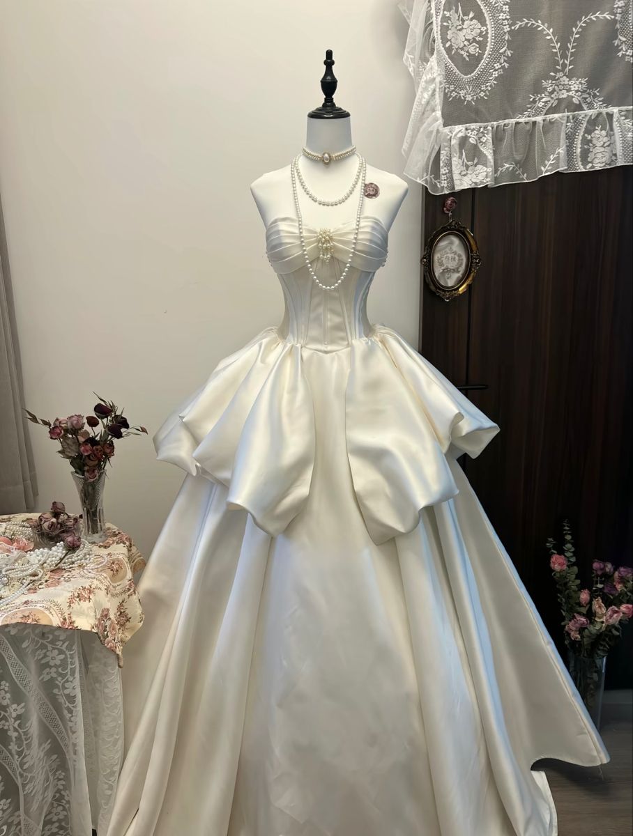 Vintage A Line Sweetheart Neck Pearl White Satin Wedding Dress SH6031