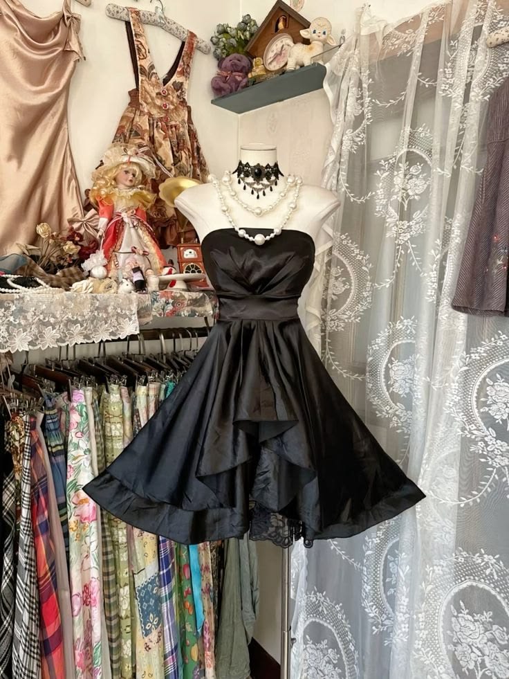 Vintage Black A Line Strapless Ruffle Satin Short Homecoming Dress Outfits SH5747