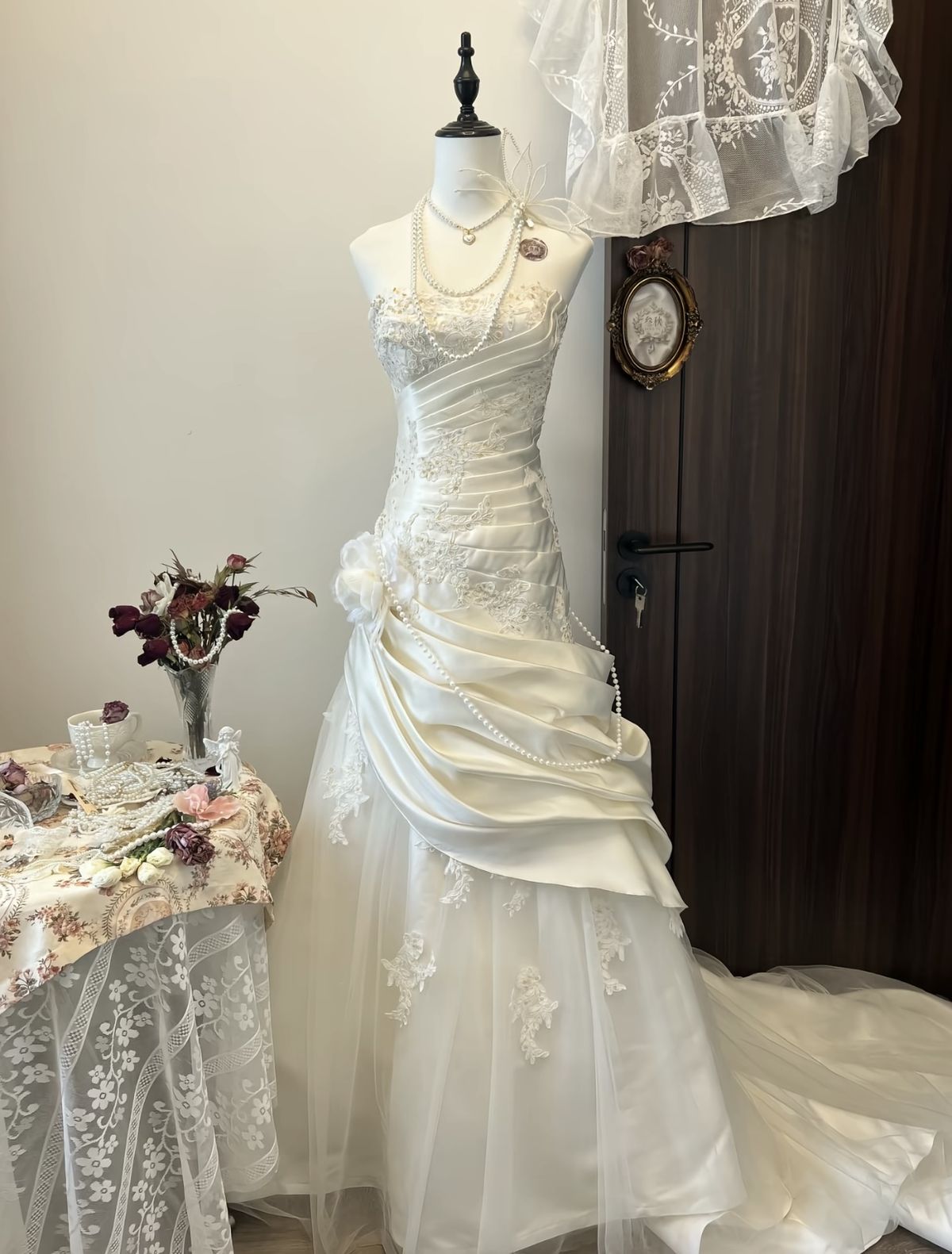 Vintage A Line Strapless Pleated Lace Appliques Satin Wedding Dress SH6030