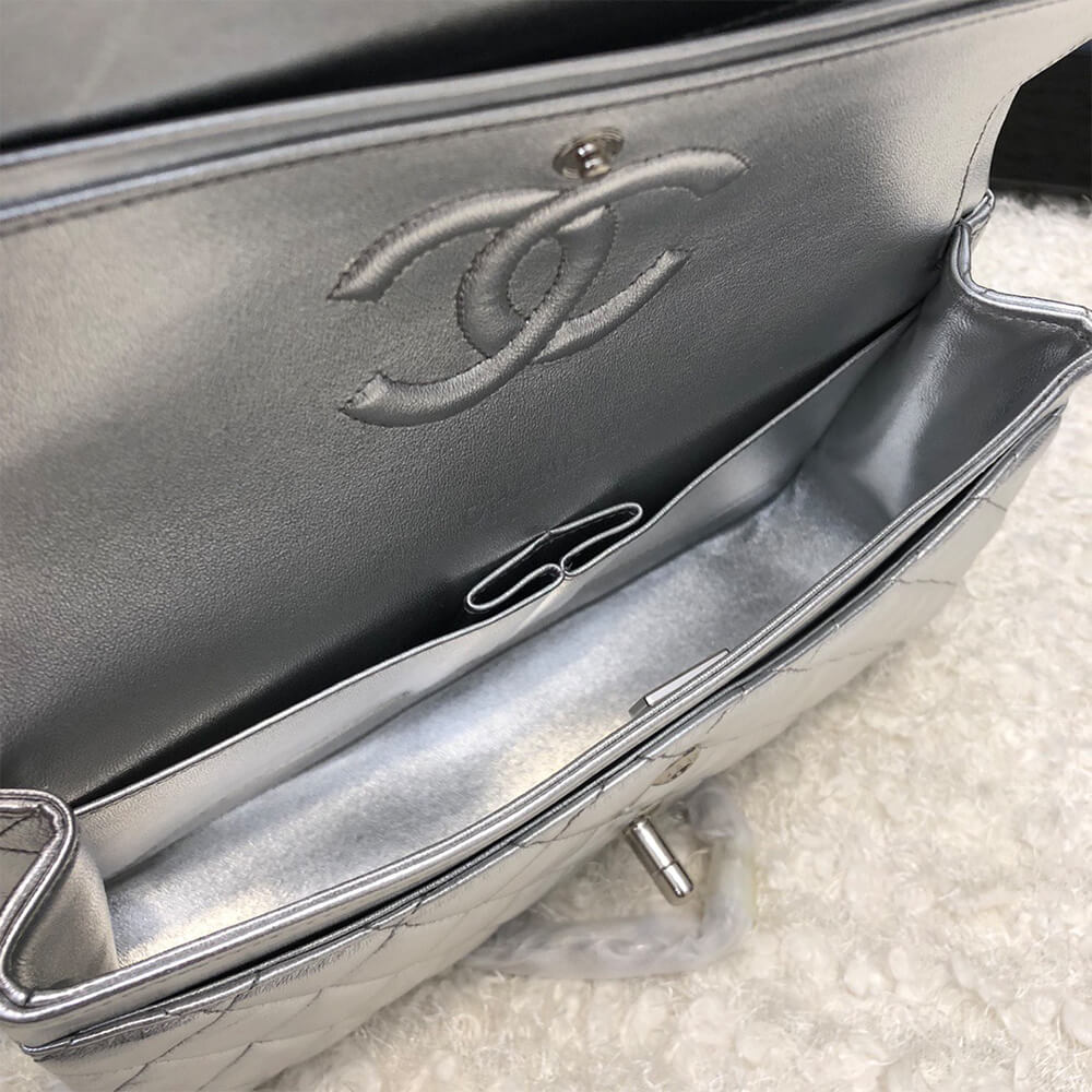 CHANEL Classic Flap Medium