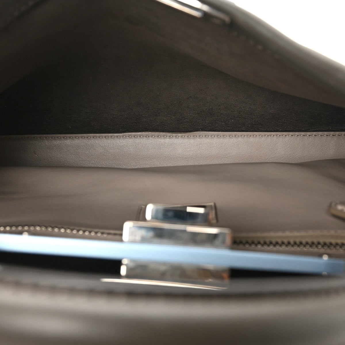 Vitello Seta Shiny Nappa Medium Peekaboo Iconic Satchel Carbone Grigio Polvere
