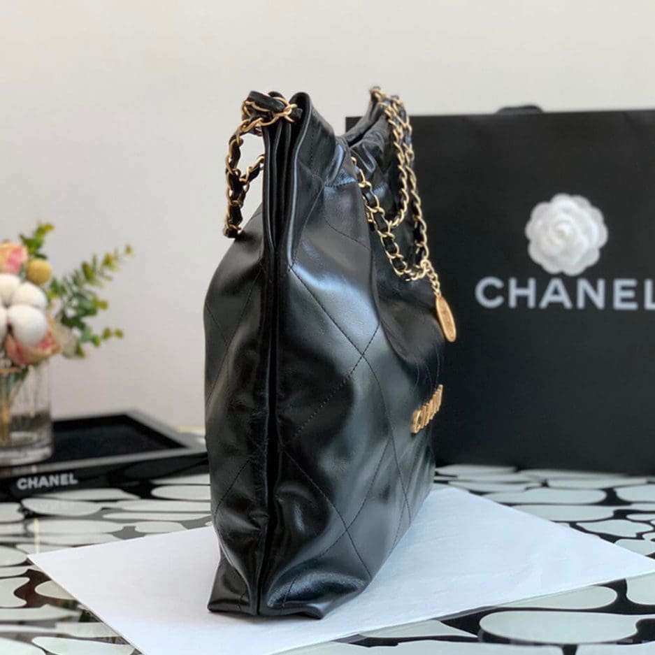 CHANEL 22 Small Handbag black