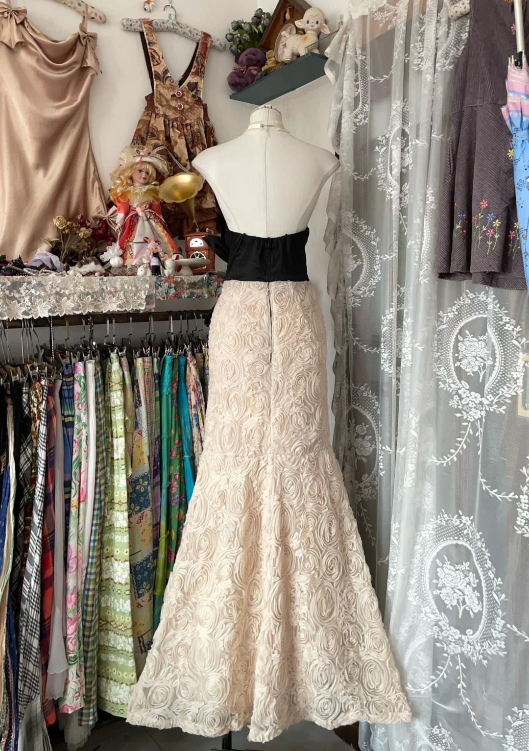 Unique Vintage Mermaid Apricot Rose Black Satin Graduation Prom Dress SH5379