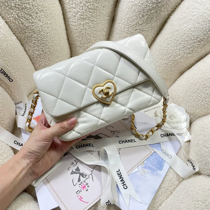 Chanel Small Flap Bag White Lambskin size 21 x 14 x 7 cm