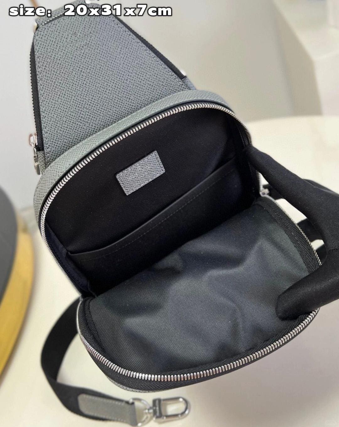 Louis Vuitton M30951 Avenue Slingbag