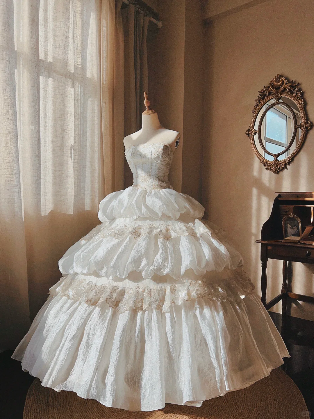 Stunning Retro Ball Gown Strapless Lace Applique Layered Satin Wedding Dress Prom Dress SH5889