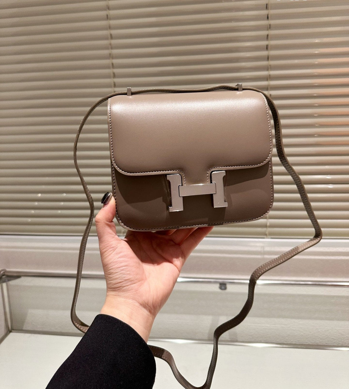 H CONSTANCE BAG DARK BEIGE 18CM