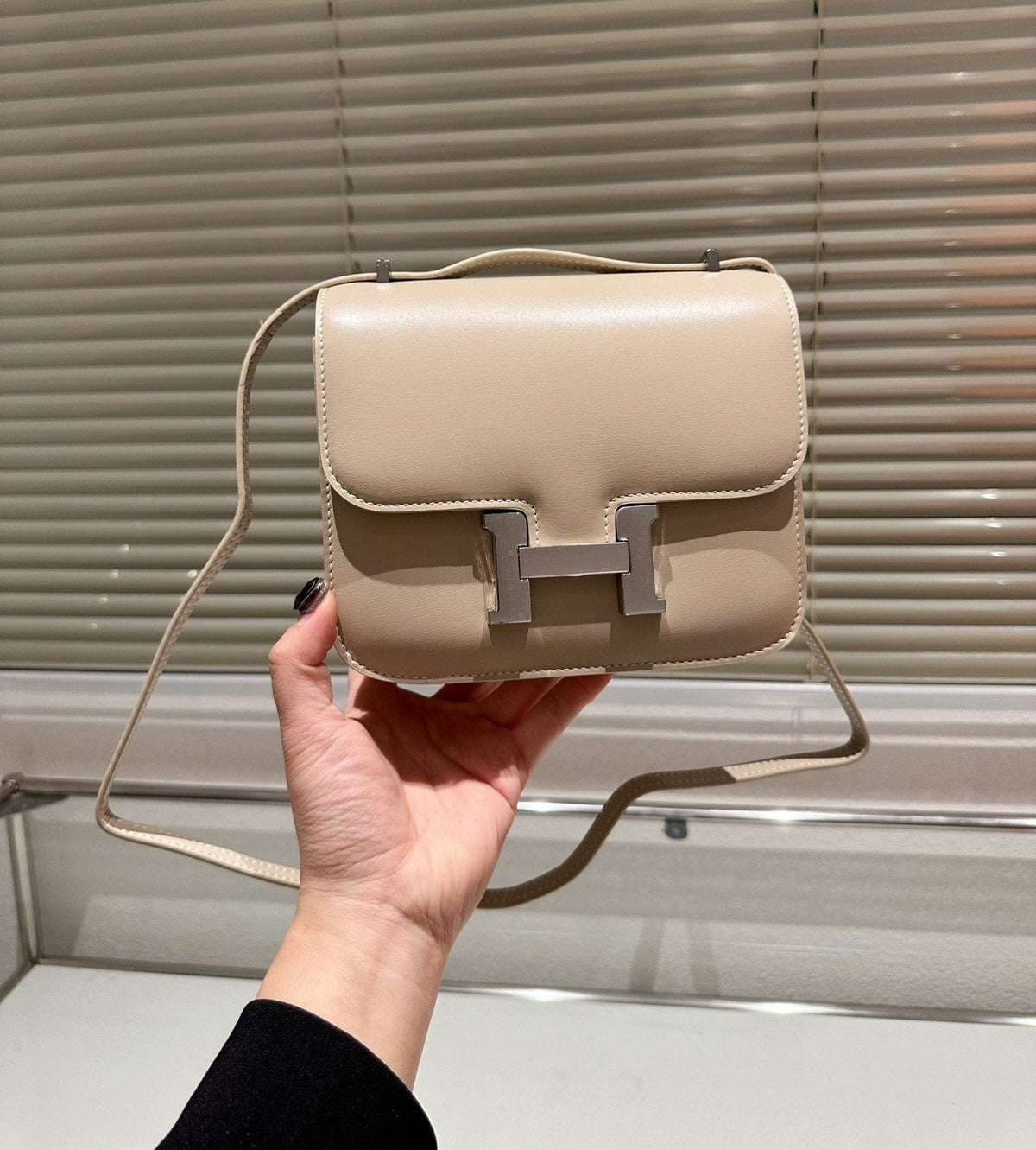 H CONSTANCE BAG DARK BEIGE 18CM