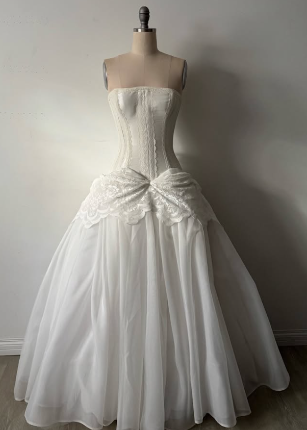 Vintage Charming A Line Strapless White Lace Chiffon Long Wedding Dress SH5404