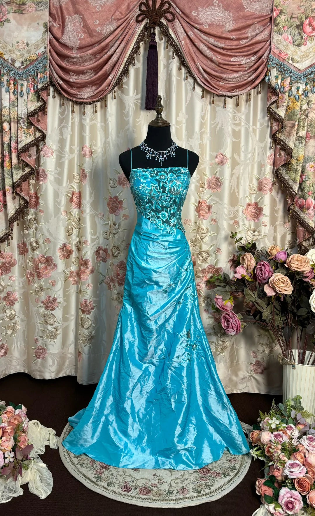 Charming Prom Dress A Line Spaghetti Straps Embroidered Long Prom Gown Evening Dress Party Dress Gala Dress D2477