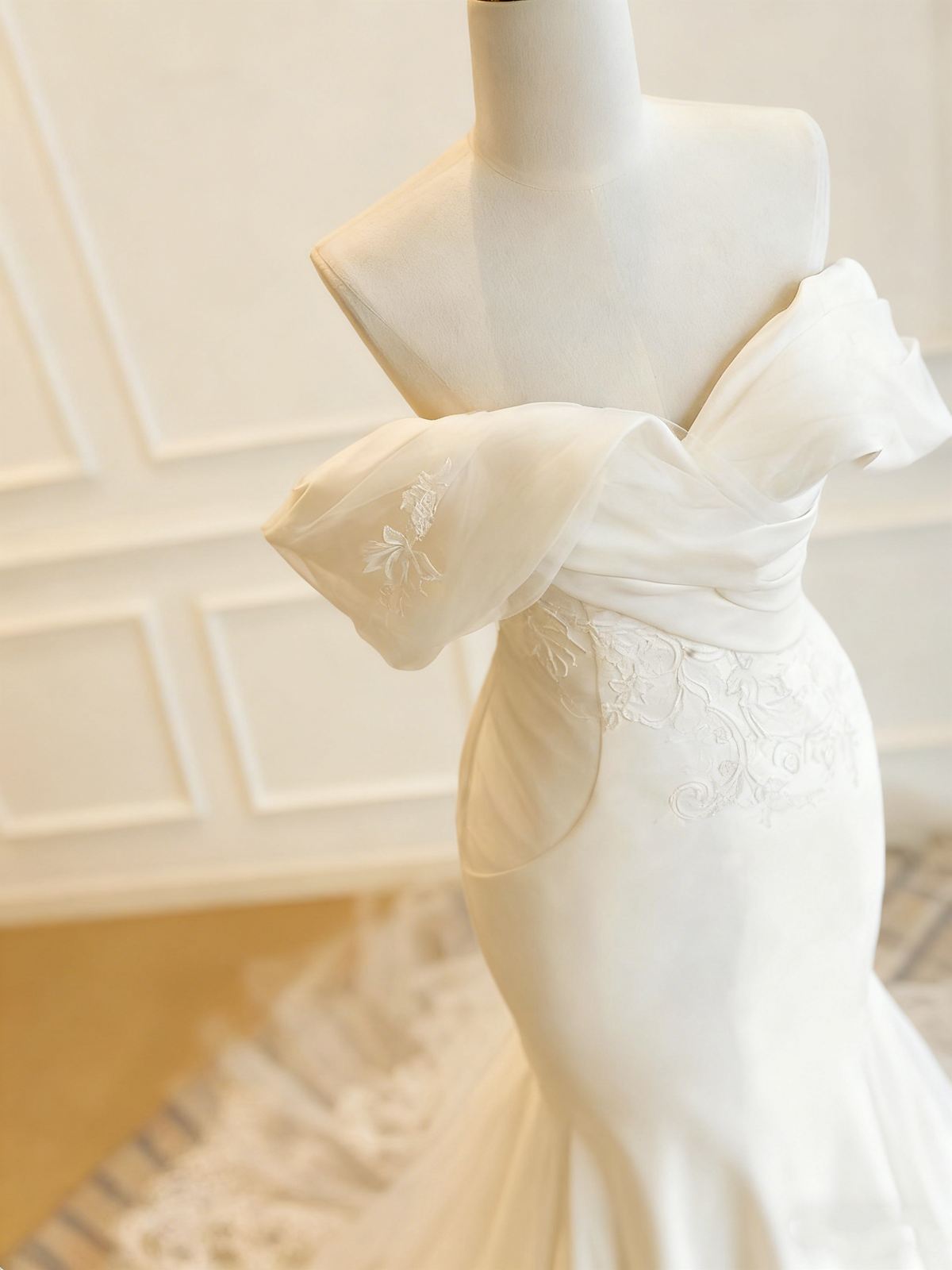 New Arrival Wedding Dress Off Shoulder Pleated Mermaid Wedding Dress      D3829