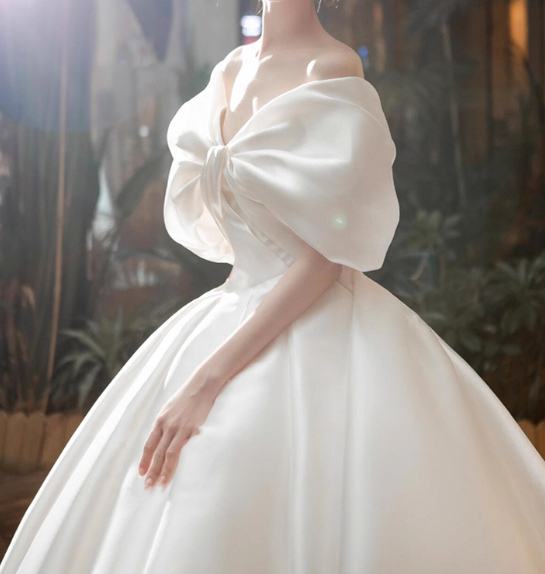 Minimalist Wedding Dress V-neck Pleated Wedding Dress   D3912