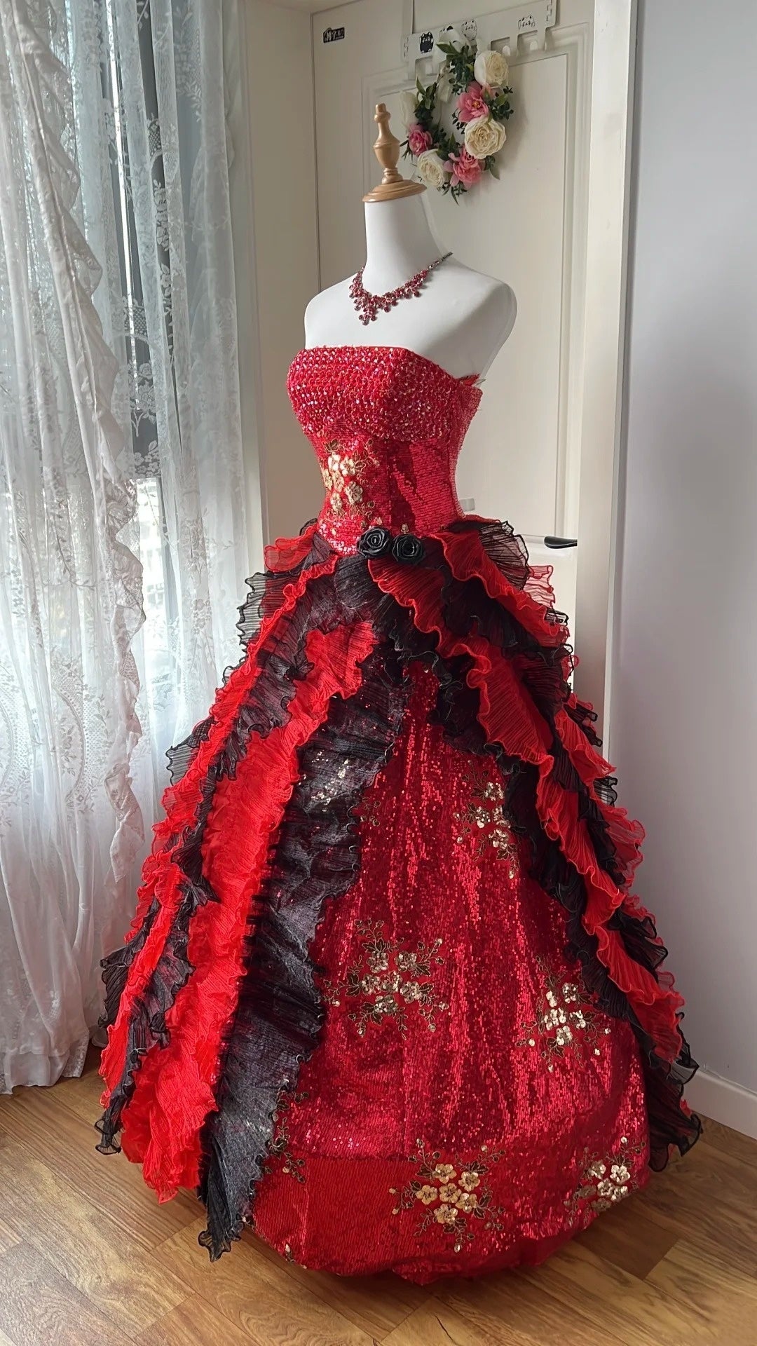 Stunning Prom Dress Strapless Pleated Ball Gown Evening Dress Sweet 16 Dress Birthday Party Outfits      D4125