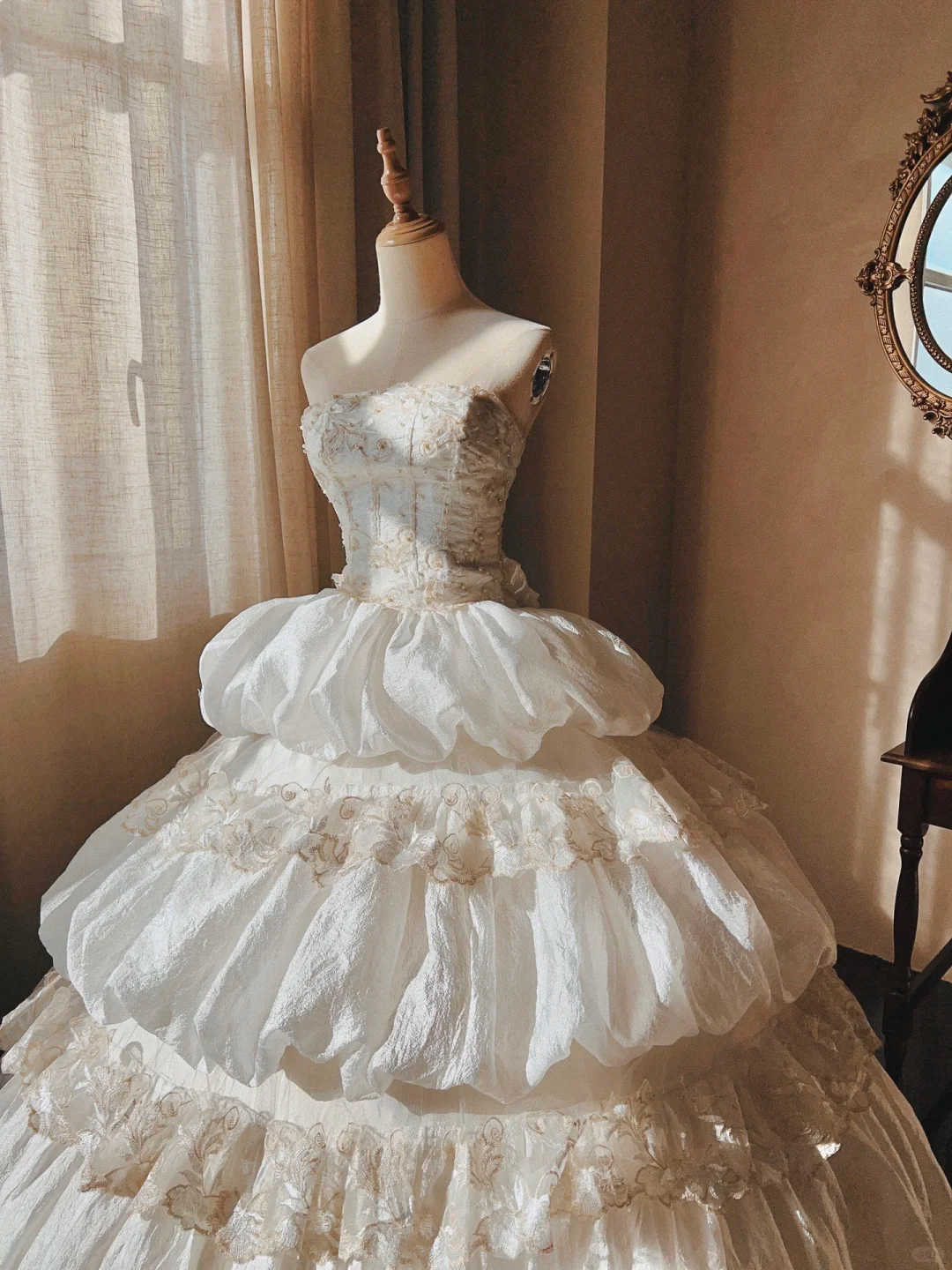 Stunning Retro Ball Gown Strapless Lace Applique Layered Satin Wedding Dress Prom Dress SH5889