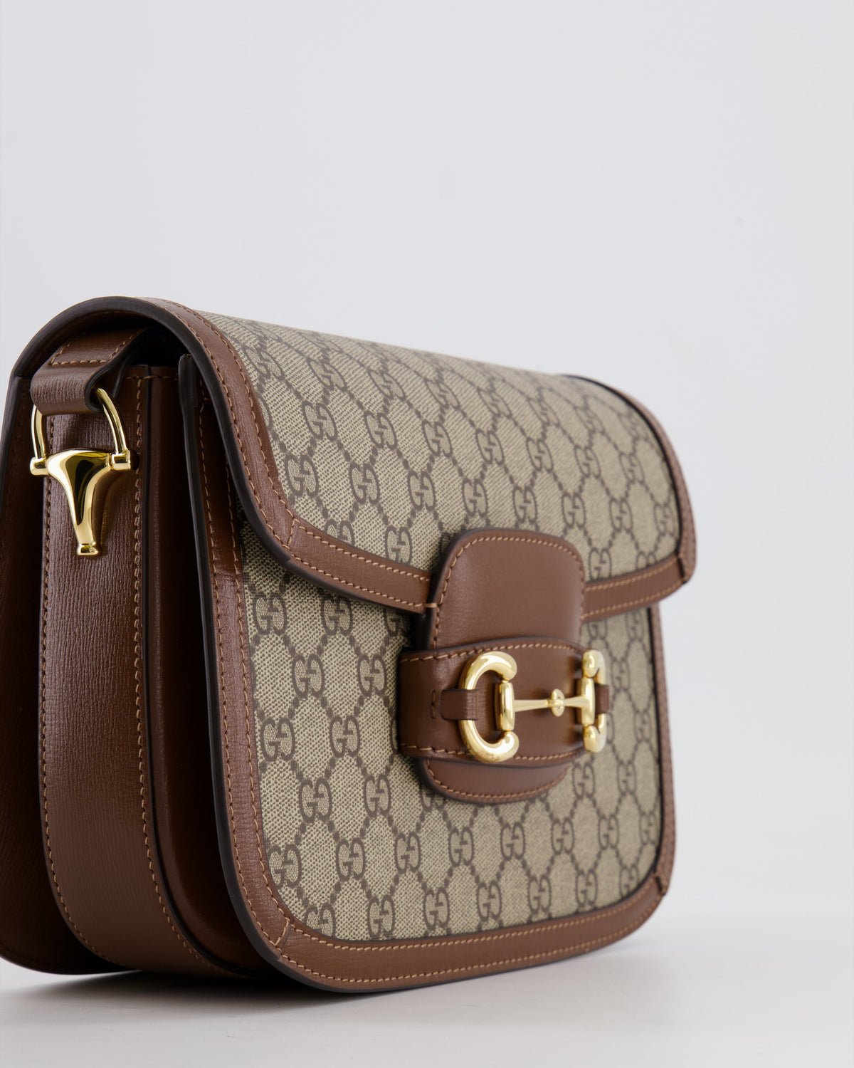 Gucci Horsebit 1955 Medium Shoulder Bag in Beige/Dark Brown GG Supreme Monogram Canvas & Brown Leather Trim with Gold Hardware RRP £2,400