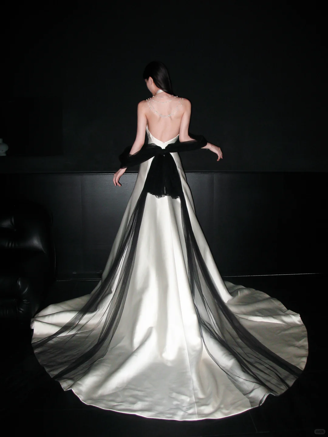 Stunning Black Tulle Bow A Line Halter Pearl White Satin Long Wedding Dress SH5976