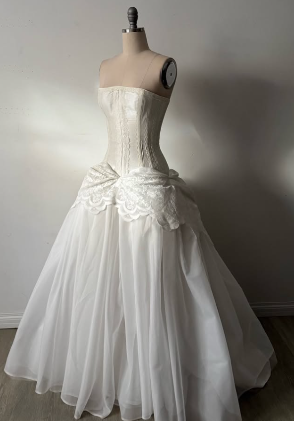 Vintage Charming A Line Strapless White Lace Chiffon Long Wedding Dress SH5404