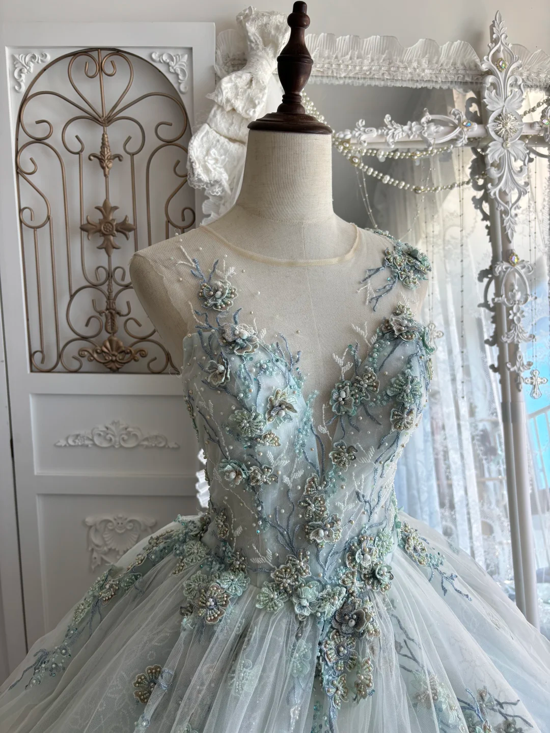 Vintage Light Blue Ball Gown V Neck Exquisite Beaded Tulle Prom Dress Sweet 16 Dress SH5987