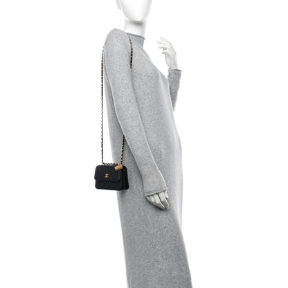 Shiny Caviar Quilted Clutch With Chain Black
