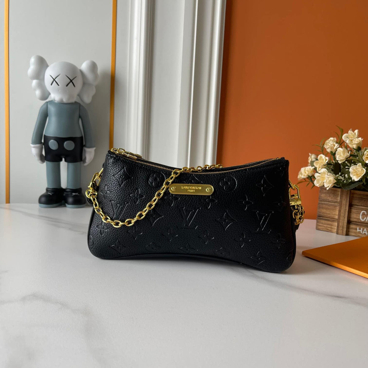 LOUIS VUITTON POCHETTE LIV BLACK 24CM M83301