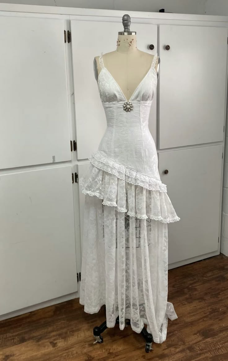 White V Neck Straps A-Line Lace Long Party Dresses Vintage Wedding Dresses, D1207