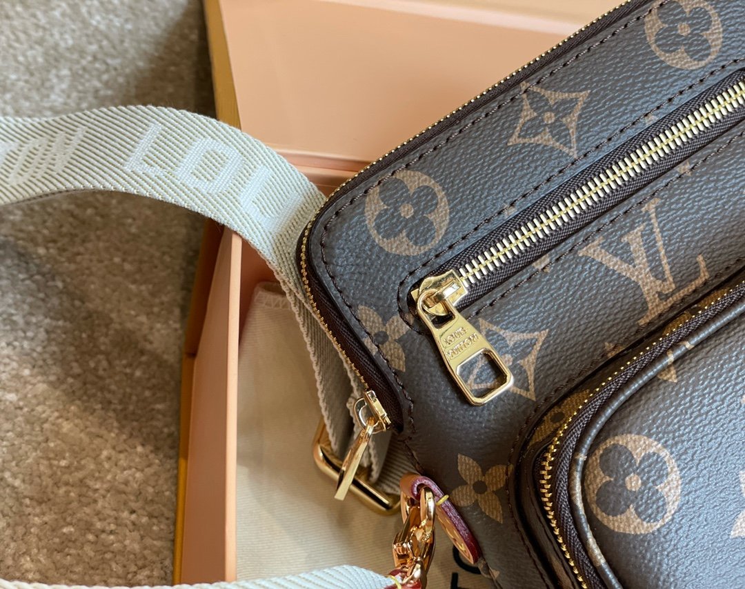 LOUIS VUITTON  Monogram Utility Phone Sleeve