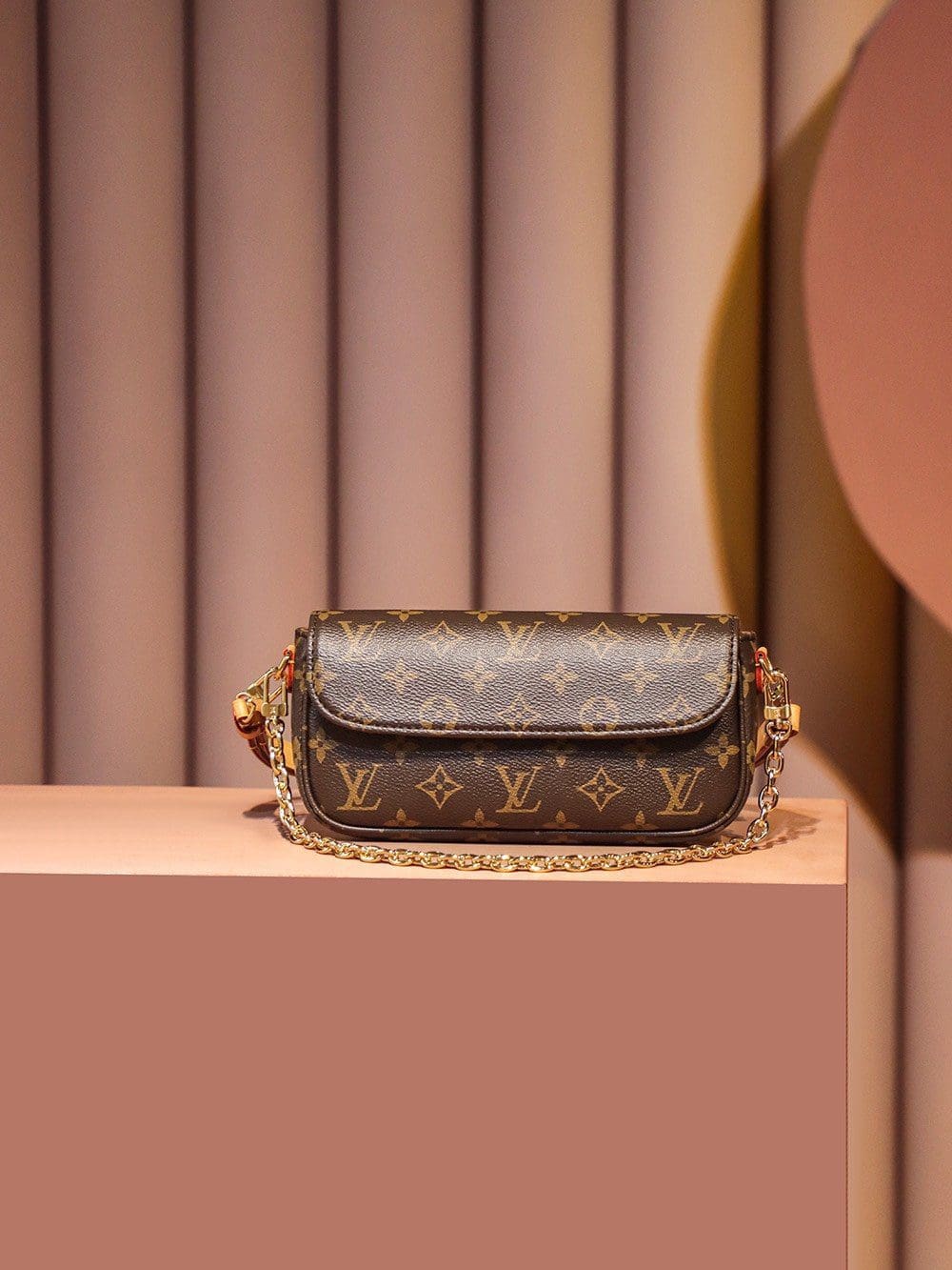 Louis Vuitton Wallet on Chain Ivy Monogram M81911