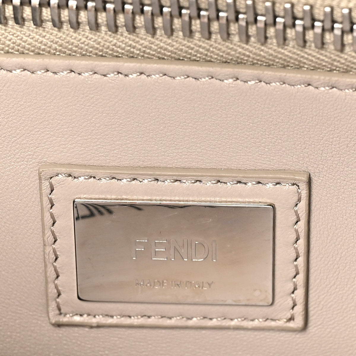 Vitello Seta Shiny Nappa Medium Peekaboo Iconic Satchel Carbone Grigio Polvere