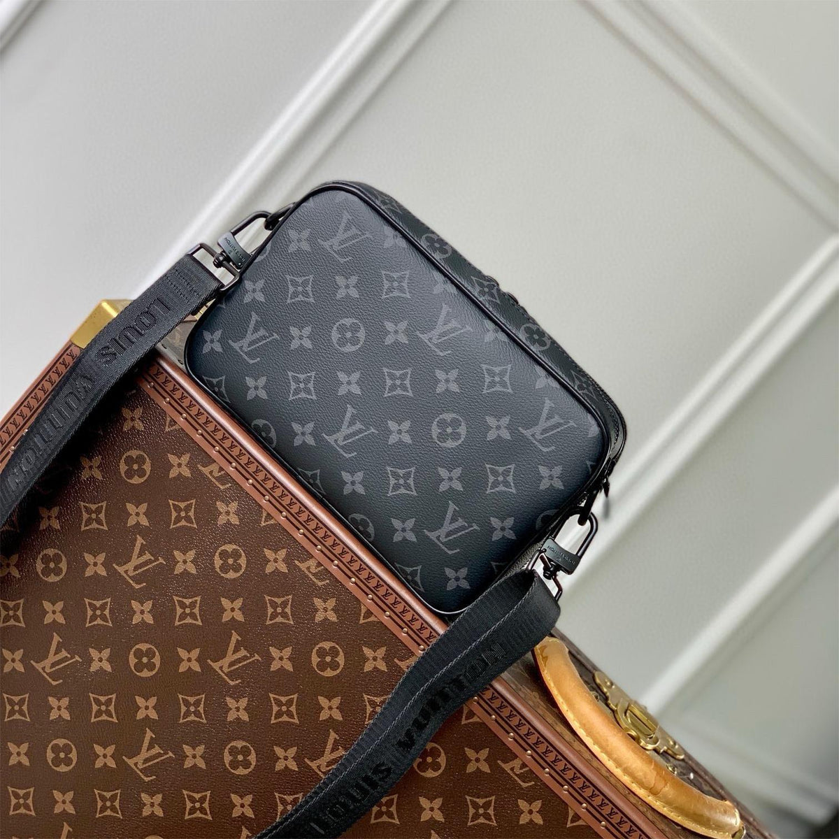Louis Vuitton M46955 Alpha Messenger